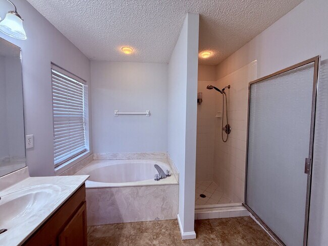 Building Photo - Stunning Lakefront Retreat: 3BR/2BA Home w...