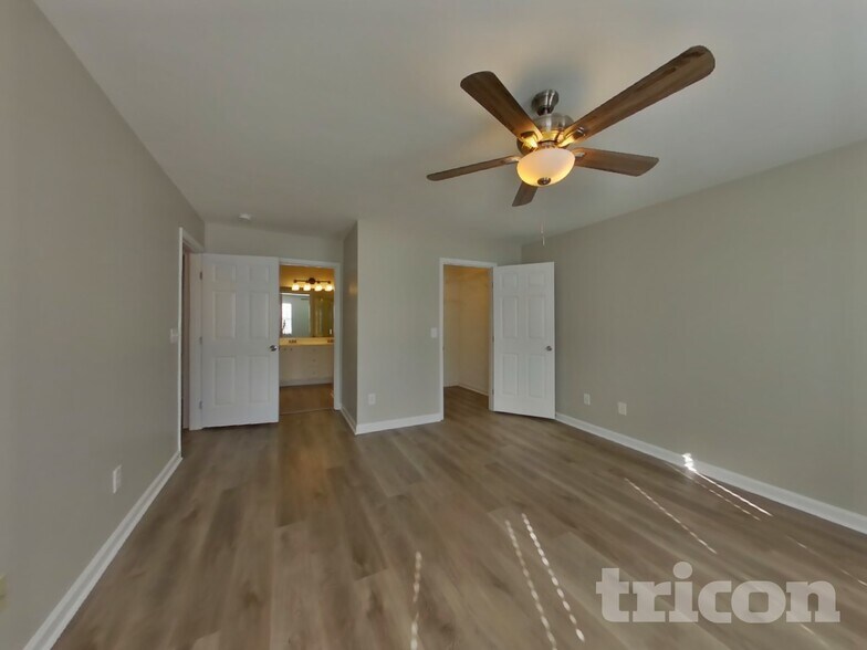 Building Photo - 2536 Bayview Dr