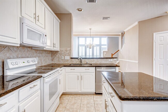 Building Photo - 2022 Ridge Wood Ln