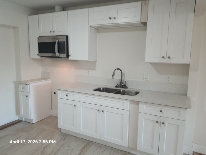 Building Photo - 515 W 104th St
