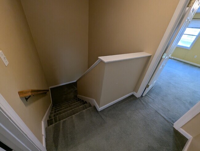 Building Photo - Immaculate End Unit in Desirable Weatherst...