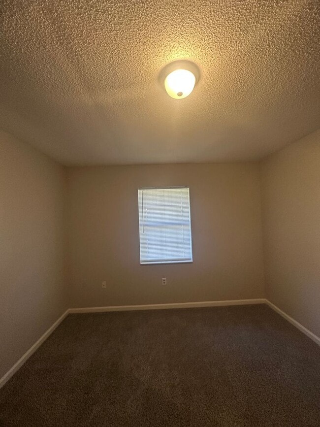 Building Photo - Daleville!  Cul-de-sac!!  New Carpet/Paint...