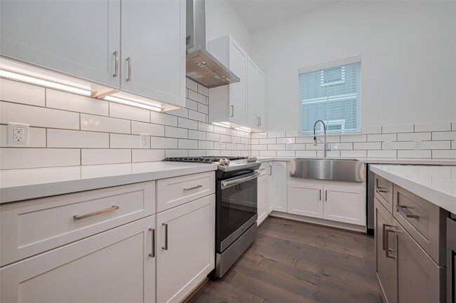 Building Photo - 1203 W 24th St