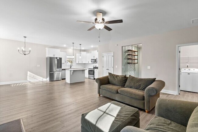 Building Photo - 3 Bedroom, 2.5 Bath Home with Bonus Room