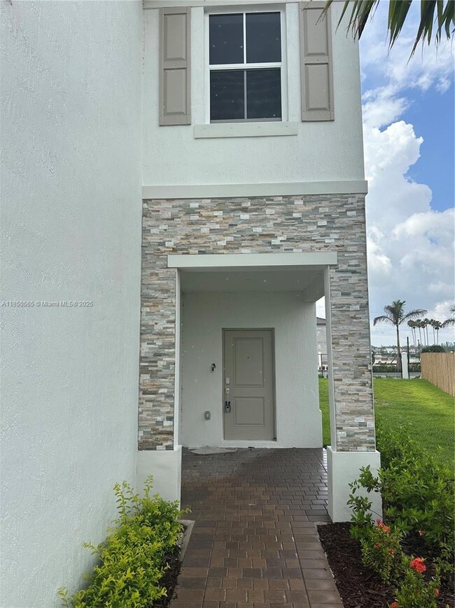 Building Photo - 2645 SE 24th Ct
