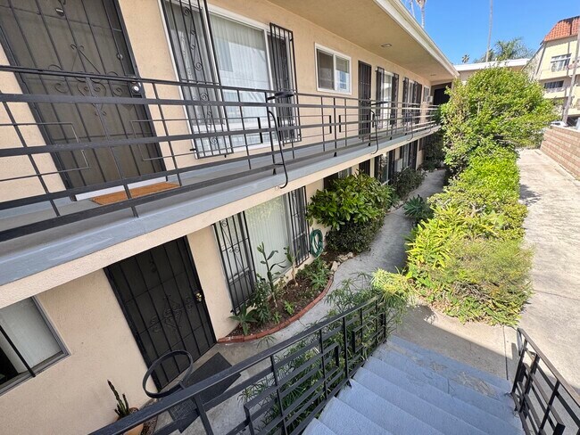 Building Photo - 521 S Manhattan Pl