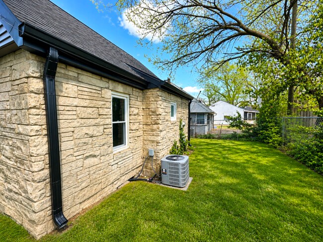 Building Photo - 3905 Millersville Dr