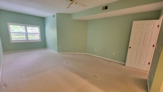 Building Photo - Desirable 2 bed/ 2 bath/1 car Condo in The...