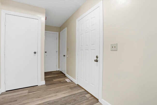 Building Photo - 5541 Mid Day Dr