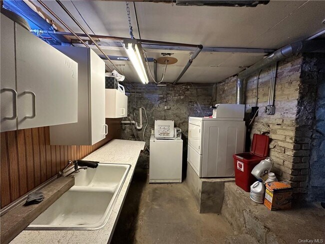 Building Photo - 143 Main St