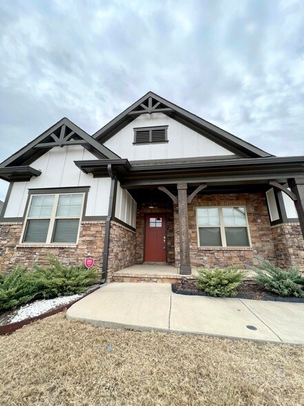 Building Photo - 9015 Seven Lakes Dr