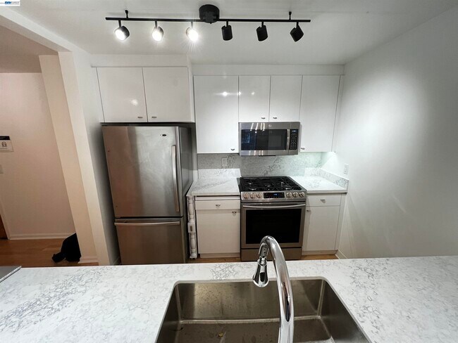 Building Photo - 650 Chestnut St