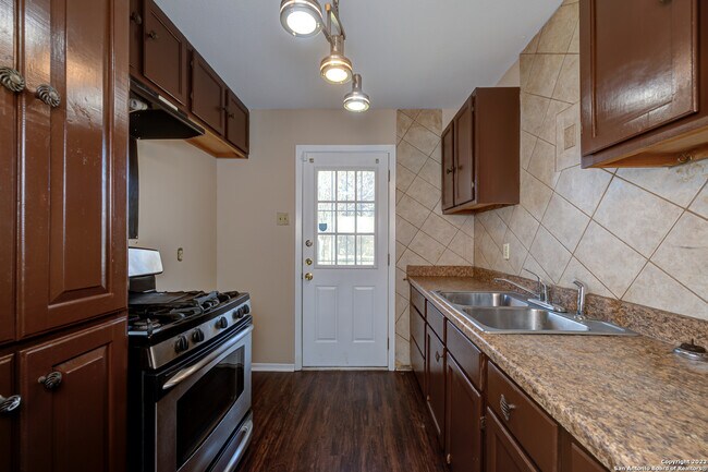 Building Photo - 3503 Sun Beam Ln