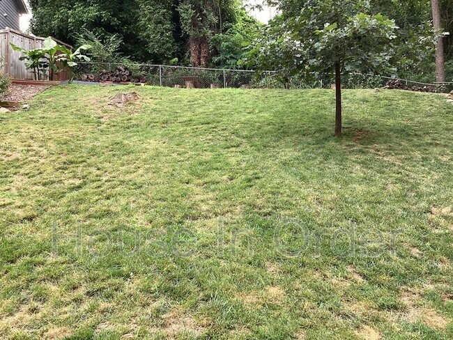 Building Photo - 23 Moore Ave