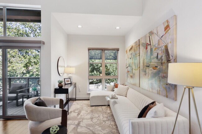 Building Photo - Gorgeous townhouse