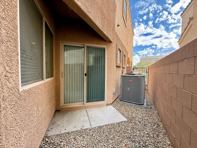 Building Photo - 4 BED, 2.5 BATH, 2 CAR-GARAGE, TWO-STORY, SINGLE FAMILY HOME FOR RENT w/ COMMUNITY POOL & SPA