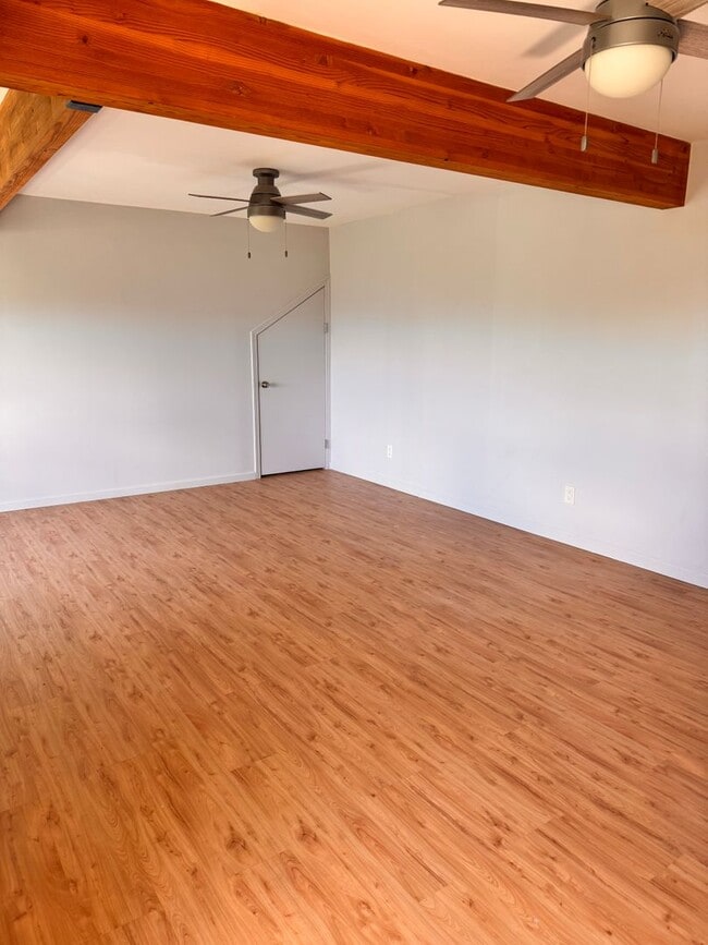 Building Photo - 2 Unfurnished Studios in Manoa Available!