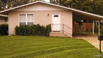 Building Photo - 3 Bedroom Home with Basement and Carport f...