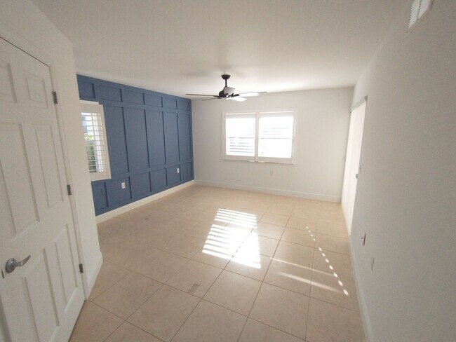 Building Photo - 4925 Sandra Bay Dr