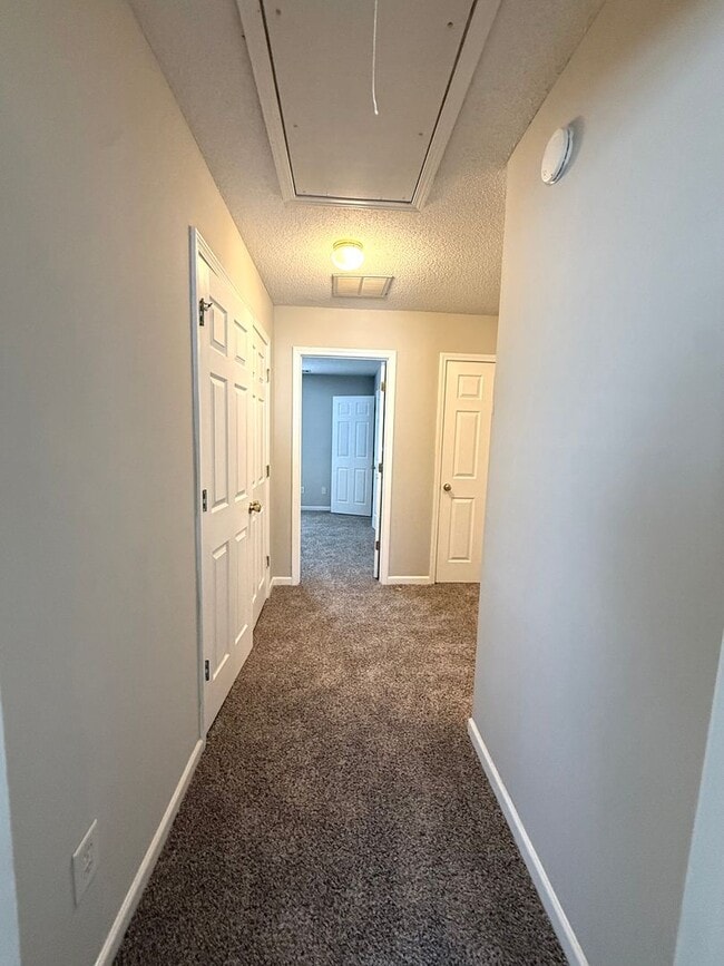 Building Photo - 2 bed 2 bath townhome