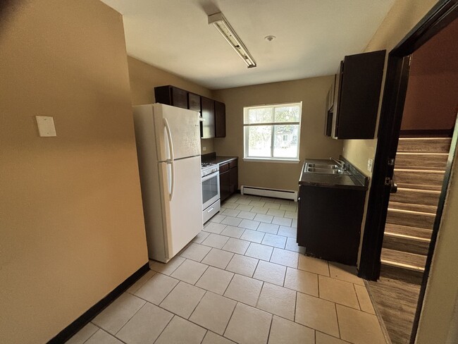 Building Photo - 701 spruce Ct