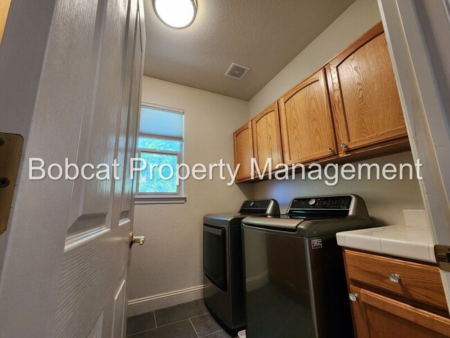 Building Photo - 1240 Flintwood Dr