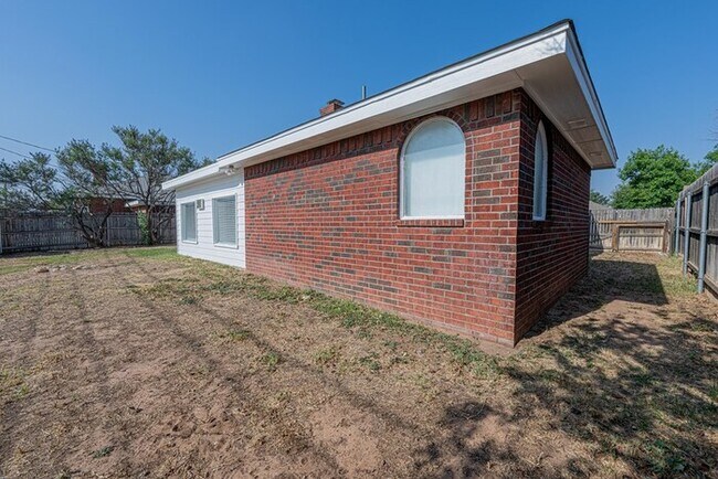 Building Photo - 3 bed 2 bath home, 2 car garage