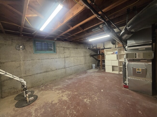 Building Photo - 166 Draper St NE