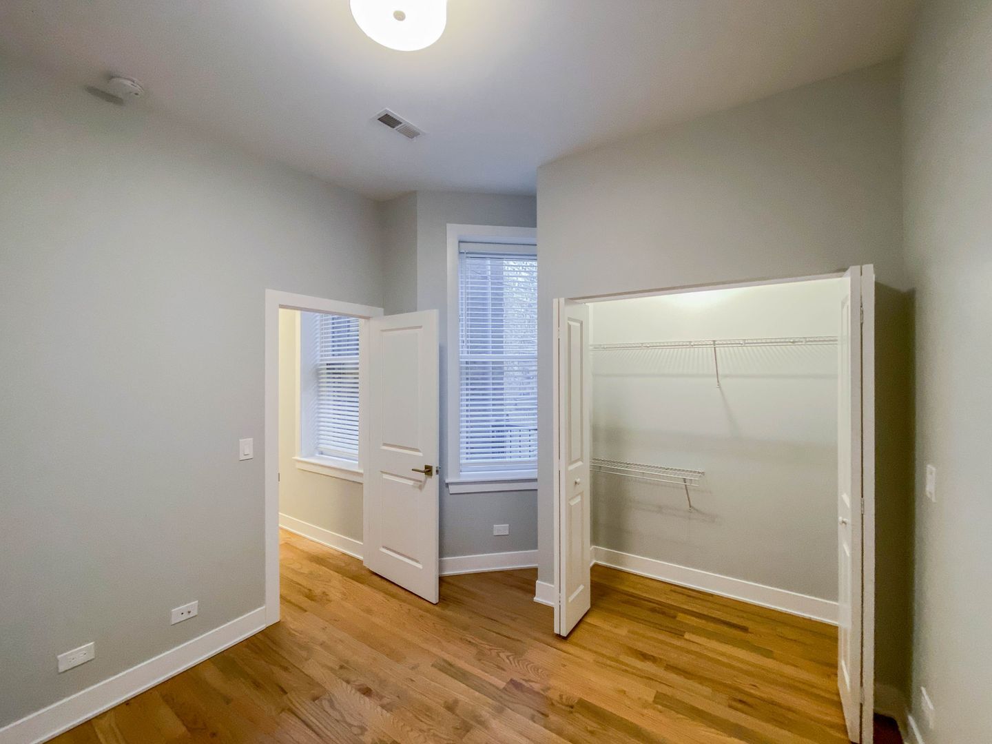 Building Photo - 356 W Dickens Ave