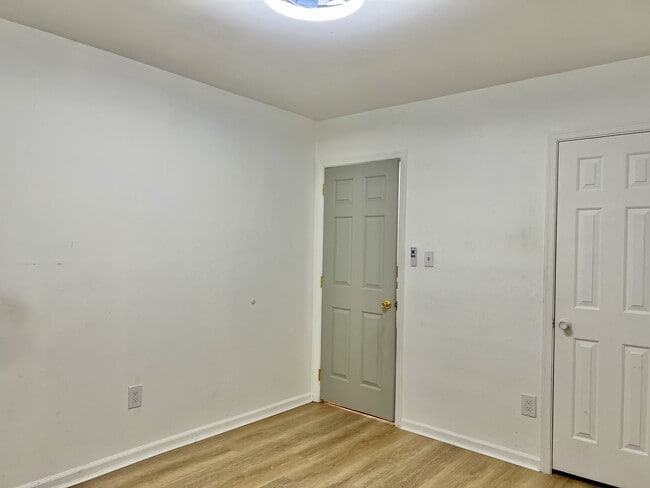 Building Photo - 705 Macneil Dr