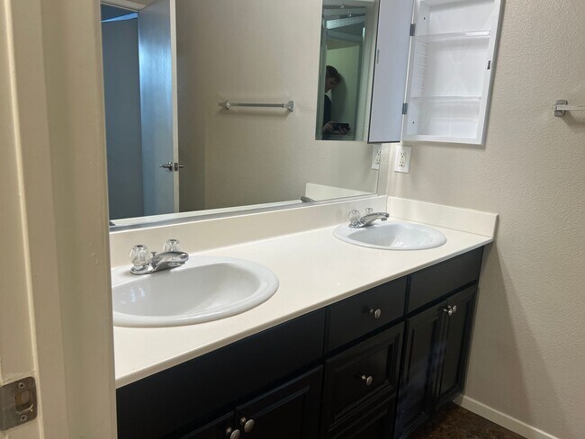 Building Photo - Great 2-bedroom 2 bath condo with A/C, 1 car garage and additional