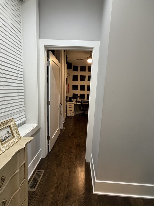 Building Photo - 1472 W Erie St