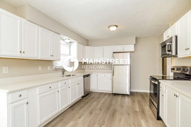 Building Photo - 3 Bedroom Pet-Friendly Home in OLATHE, KS with Main Street Renewal
