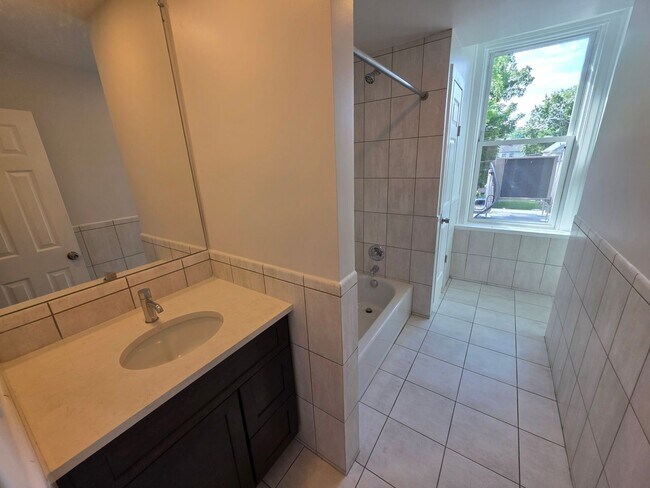 Building Photo - Newly Renovated 2 Bedroom Apartment - Poug...