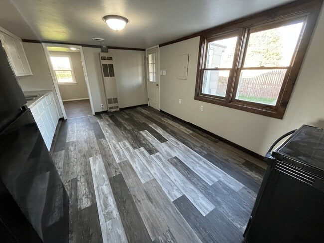 Building Photo - 1139 Perrot St