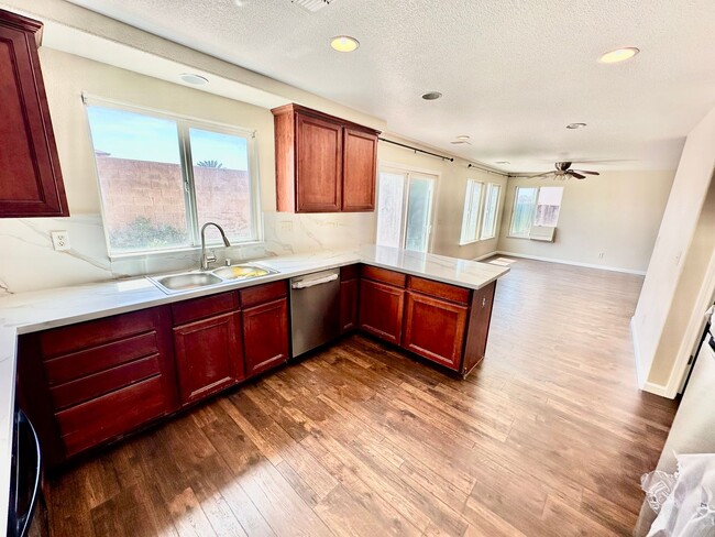 Building Photo - Newly Built Madera 4/3