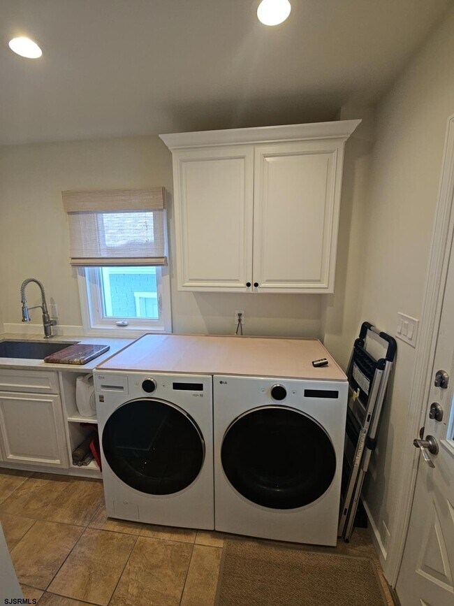 Building Photo - 107 S Dover Ave