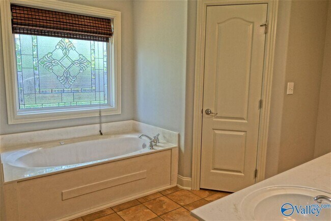 Building Photo - 16992 Woodhaven Dr