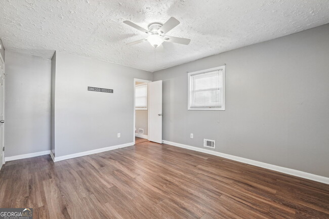 Building Photo - 2419 Greenway Dr