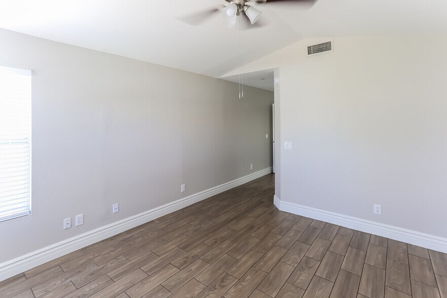 Building Photo - 3424 E Rockwood Dr
