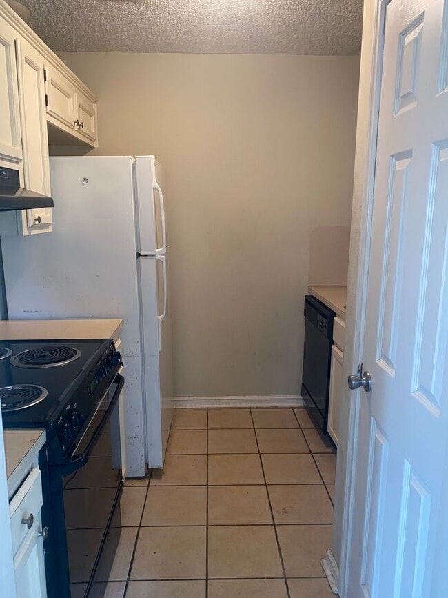 Building Photo - 1134-1136 Willow Creek Dr