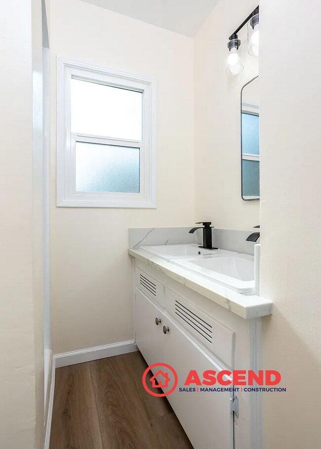 Building Photo - Charming 4 Bedroom Home!