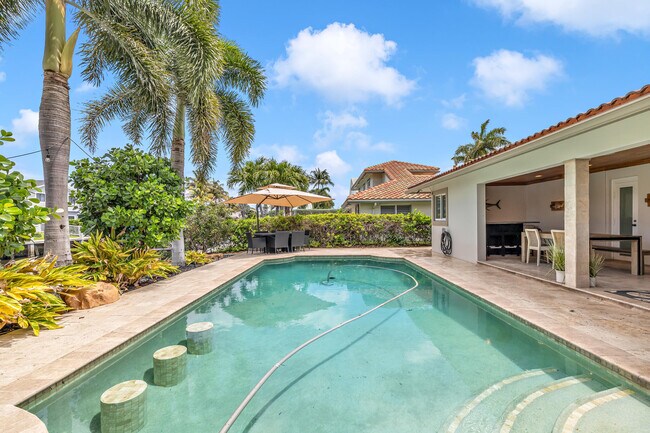 Building Photo - 2471 NE 46th St