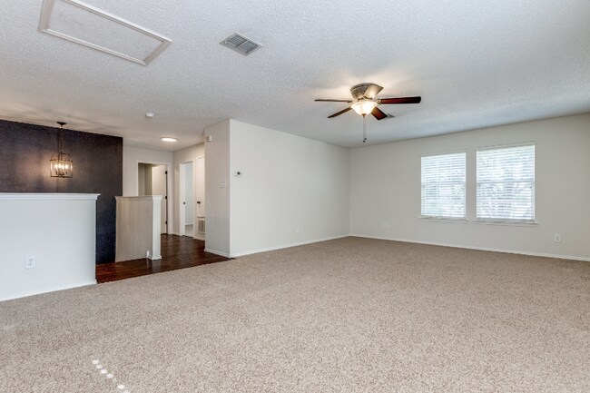 Building Photo - 2112 Royal Acres Trail