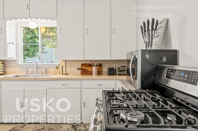 Building Photo - 808 Main St