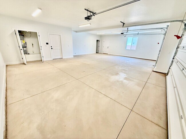Building Photo - BRAND NEW Three Bedroom Townhome in Desert...