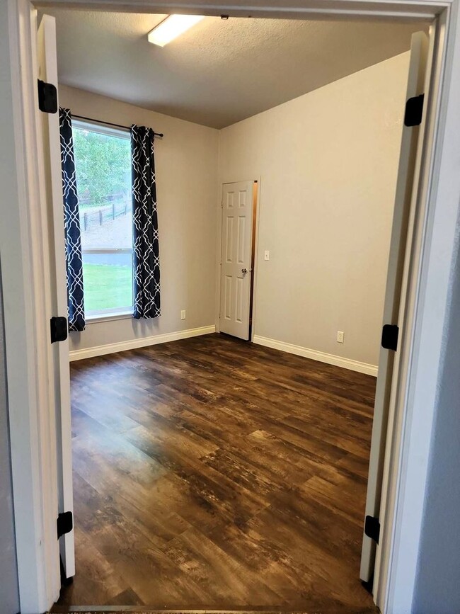 Building Photo - Spacious 3 Bed, 2 Bath Home with Shop & Stunning River Views – Clemans Addition