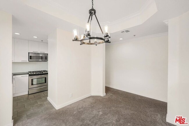 Building Photo - 585 N Rossmore Ave