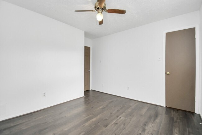 Building Photo - 1111 W Brompton Dr