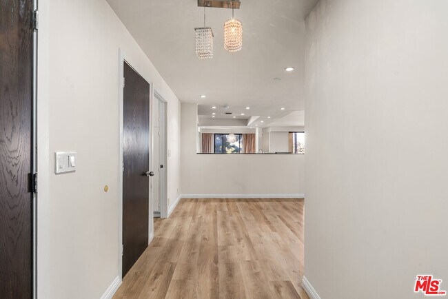 Building Photo - 4460 Wilshire Blvd